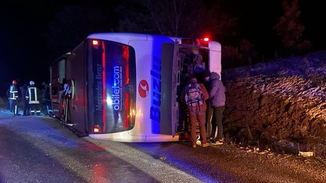 Devrilen yolcu otobüsündeki 18 kişi yaralandı