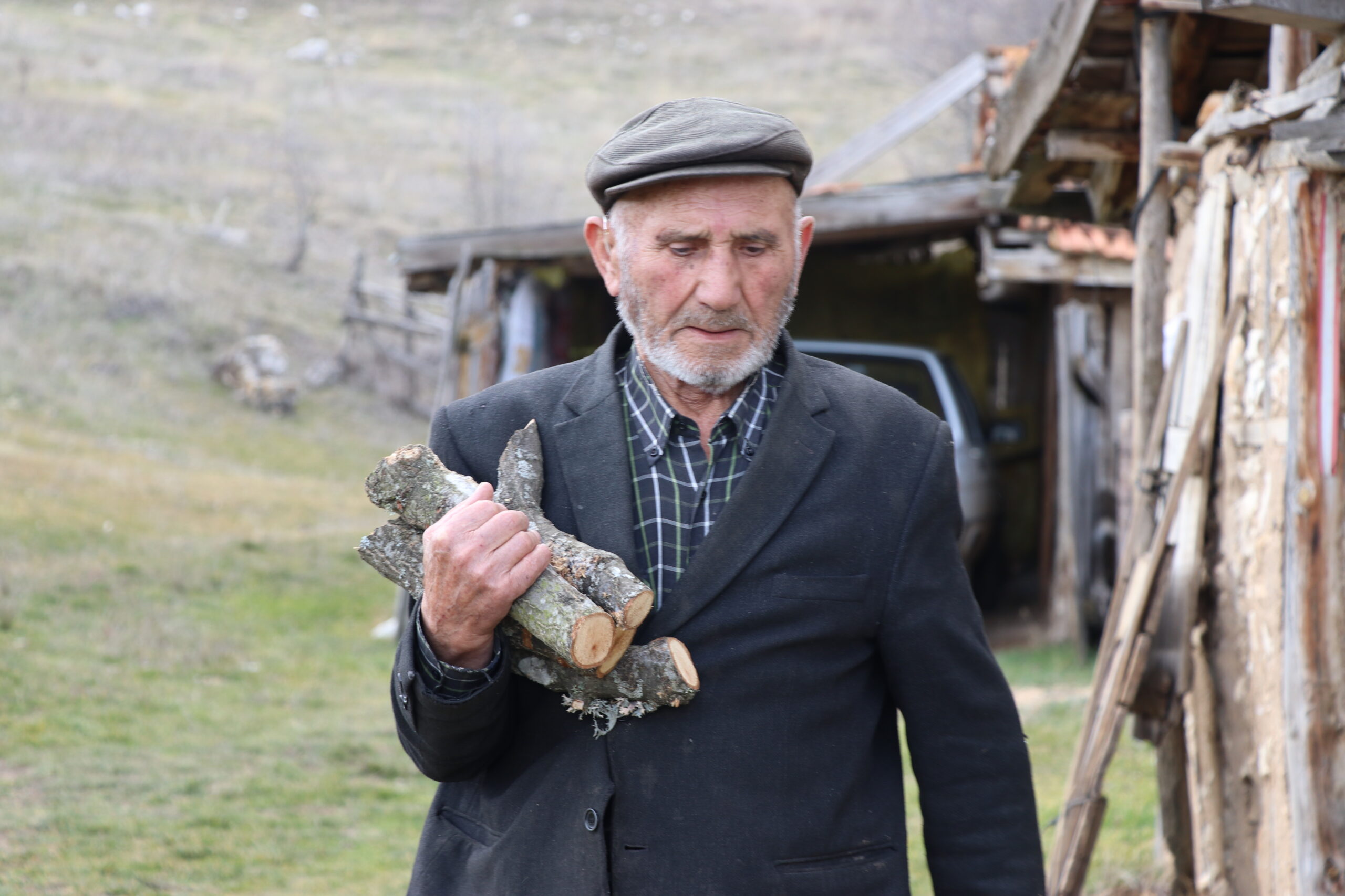 87 yaşındaki İbrahim amca, terk edilen köyde tek başına yaşıyor!