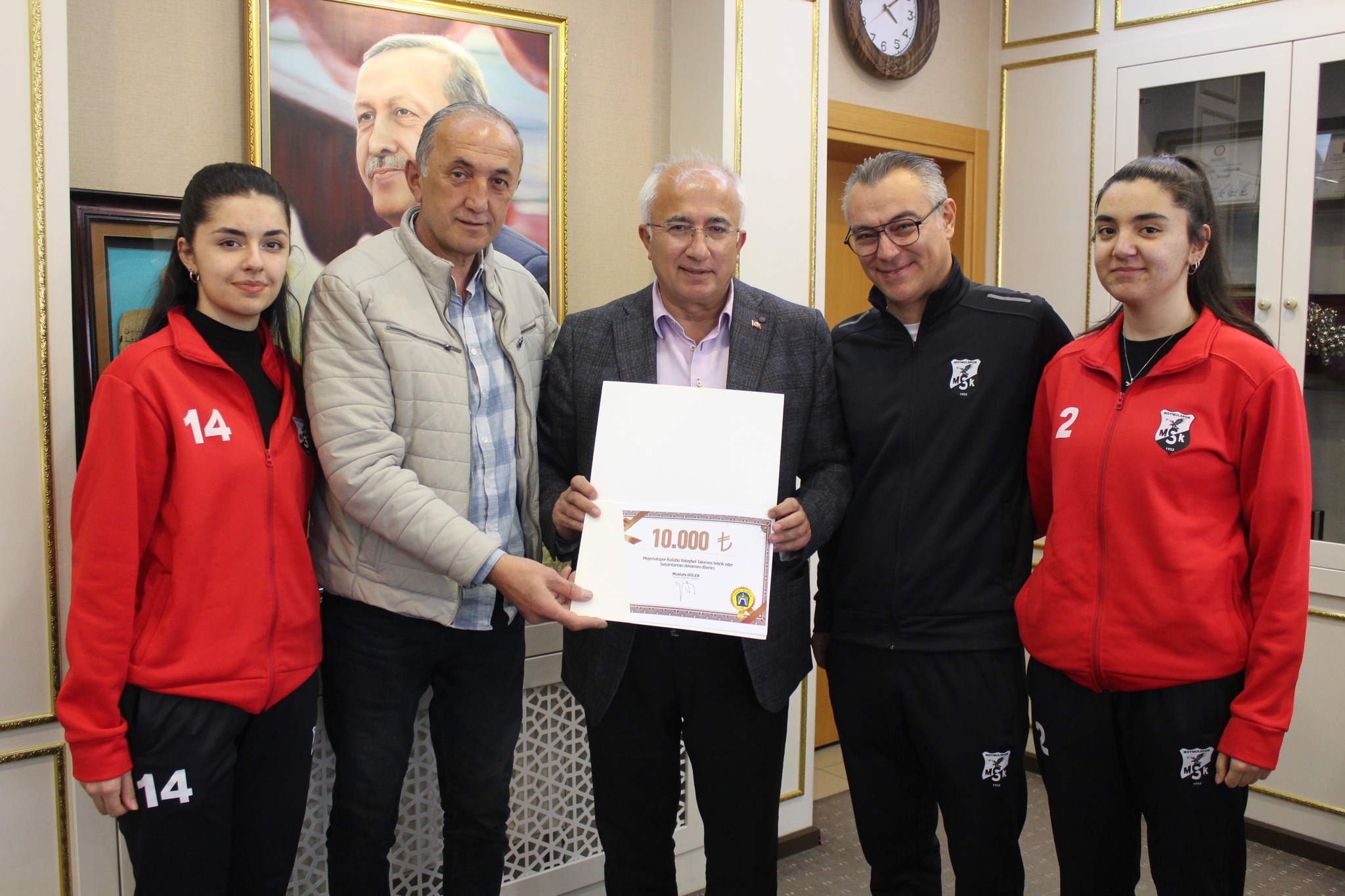 Moymulspor’un kızları voleybolda şampiyonluğa uzandı