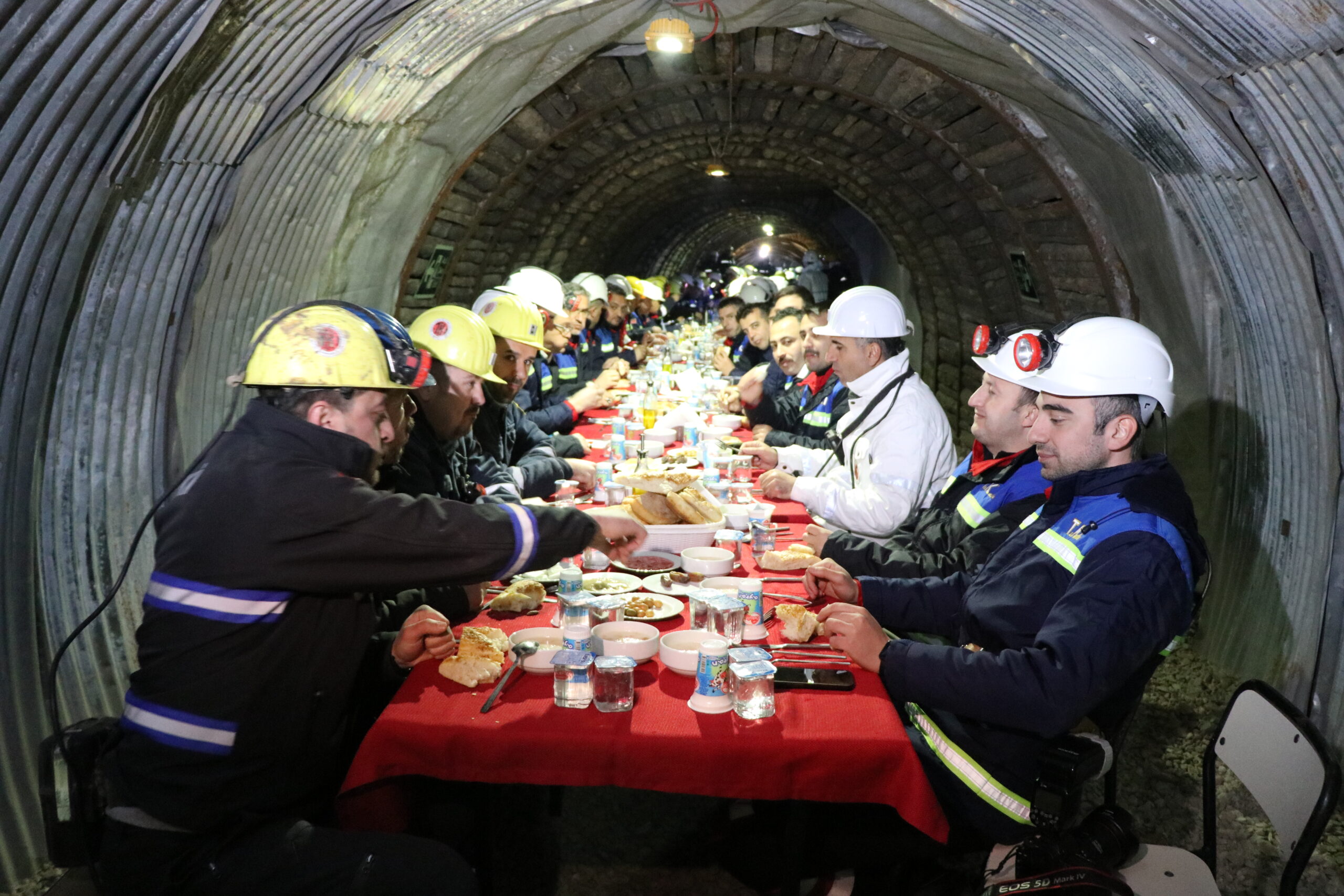 Bakan Işıkhan, maden işçileriyle iftar yaptı