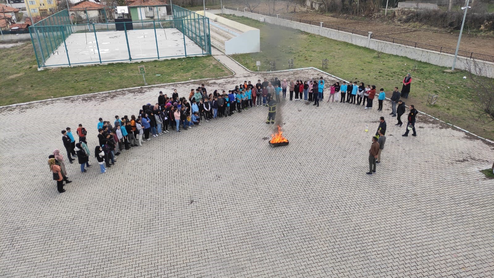 Ortaokul öğrencilerine deprem ve yangın tatbikatı