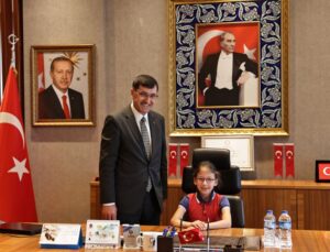 Başkan Kahveci koltuğunu çocuklara devretti