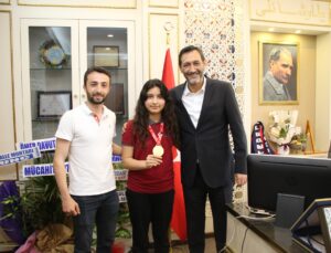Türkiye şampiyonu Ceren’e altın hediyesi