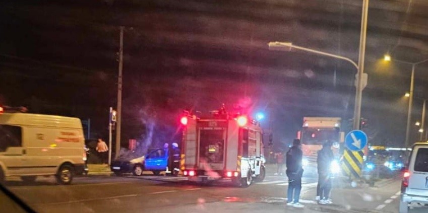 Seyir halindeki otomobilde çıkan yangın söndürüldü
