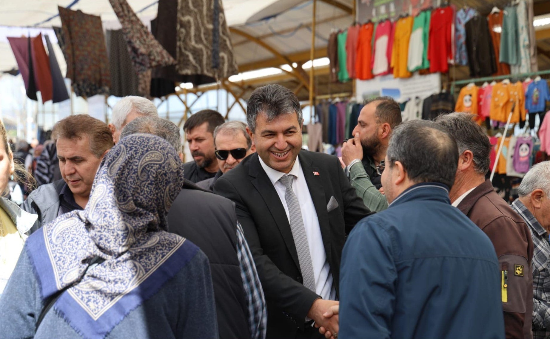 Başkan Akel, pazarcı esnafı ile bir araya geldi