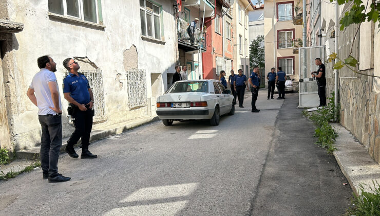 İntihara kalkışan genci, polis ipten aldı