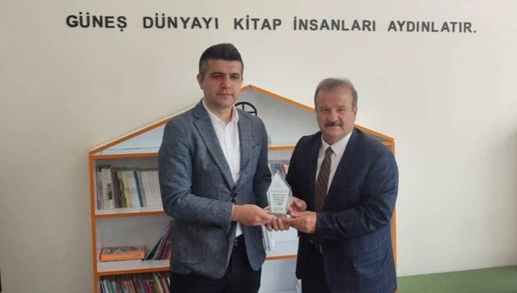 Kütüphaneci Aktürk öğrencileri kitapla buluşturuyor
