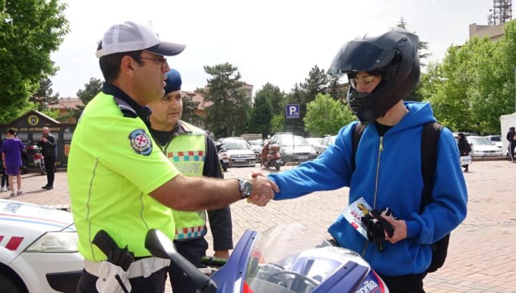 Polis ve jandarma trafik kurallarının farkındalığı için sahada