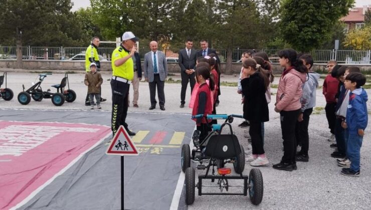 Miniklere uygulamalı ve teorik trafik eğitimi