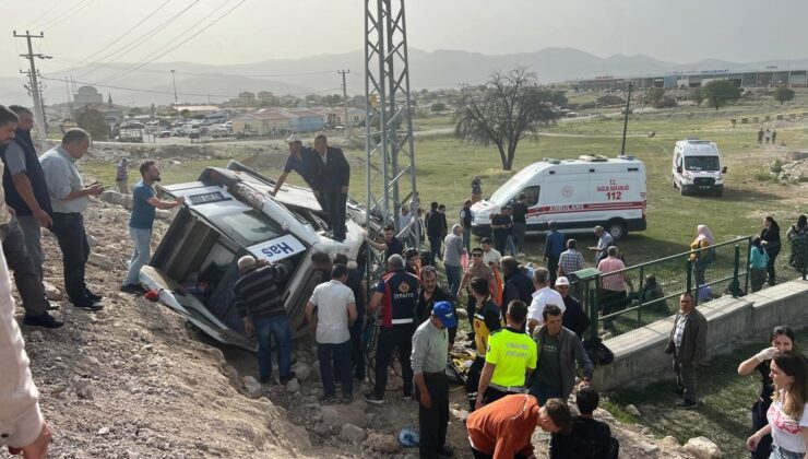 Emet’te feci kaza! Devrilen yolcu minibüsündeki 13 kişi yaralandı