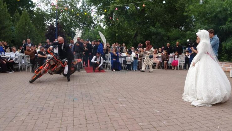 Motosiklet tutkunu genç düğününde şov yaptı