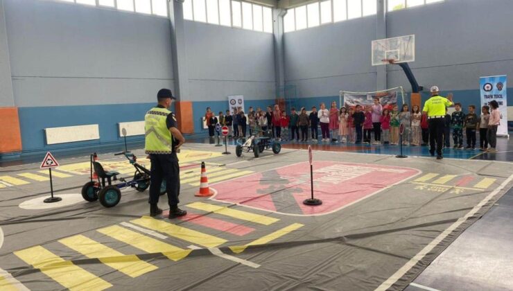 İlkokul öğrencilerine uygulamalı trafik eğitimi