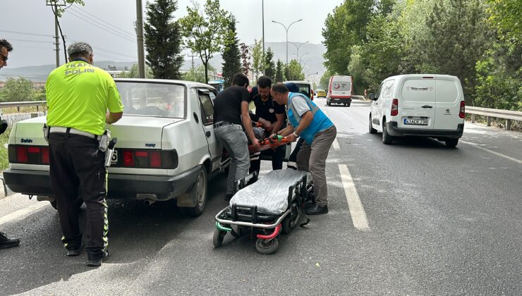 Otomobil, hafif ticari araca arkadan çarptı: 1 yaralı