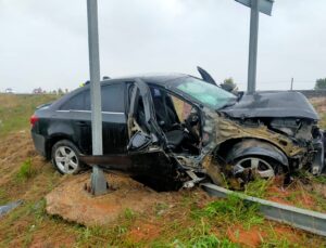 Otomobil levhaya çarptı: 1’i ağır 3 yaralı