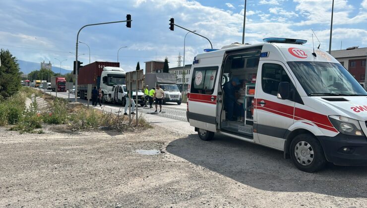 Kırmızı ışıkta zincirleme kaza: 1’i çocuk 2 yaralı