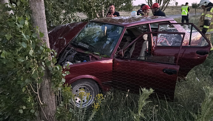 Kontrolden çıkan otomobil ağaca çarparak durabildi: 3 yaralı