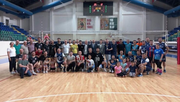 Voleybol turnuvası heyecanlı anlara sahne oldu