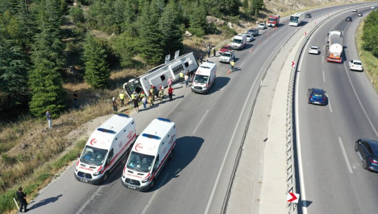 Yolcu otobüsü su kanalına devrildi! 3 yaralı