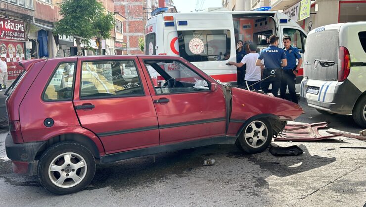 Göreve giden polis aracı ile otomobil çarpıştı: 3 yaralı