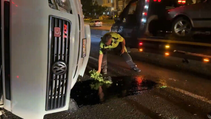 Minibüs devrildi! Yola dökülen yağı polisler temizledi