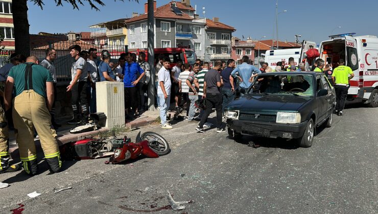 Otomobilin çarptığı elektrikli bisikletteki 1’i ağır 2 kişi yaralandı