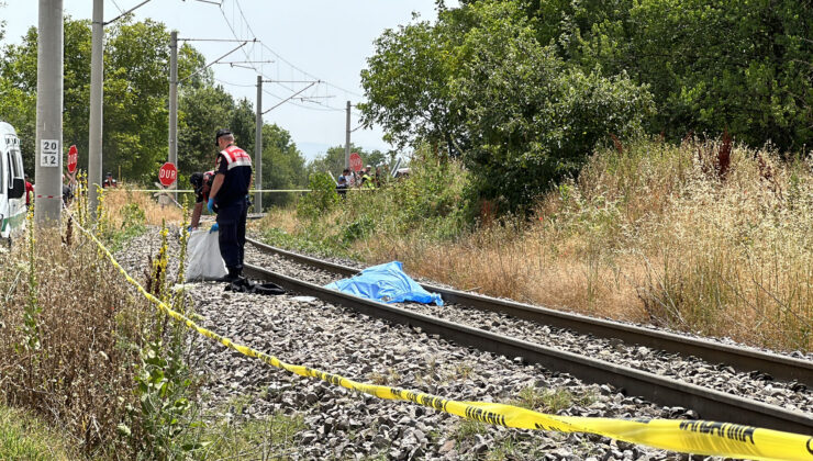 Feci kaza! Trenin çarptığı araçtaki kadın hayatını kaybetti
