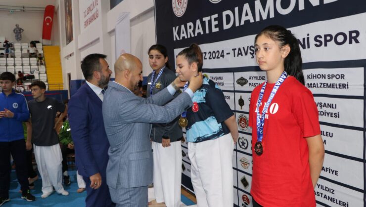 Karate şöleninde madalyalar sahiplerini buldu