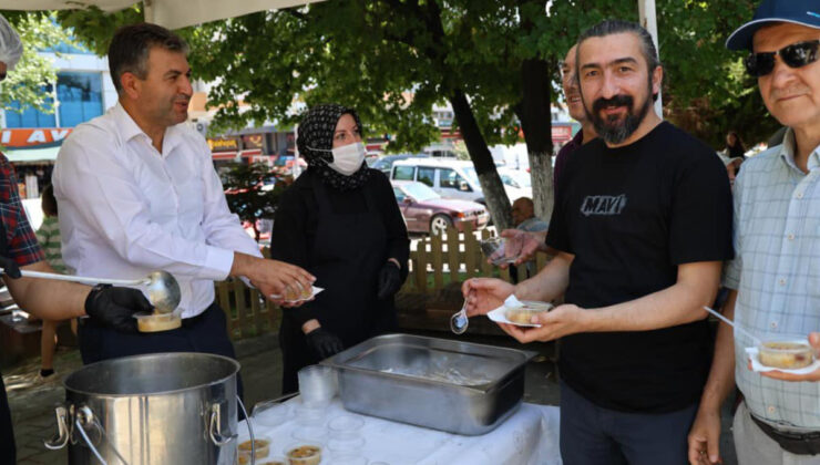 Gediz Belediyesi’nden vatandaşa aşure ikramı