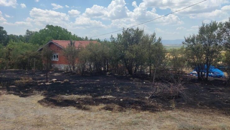 Evin bitişiğindeki bahçe yangını korkuttu