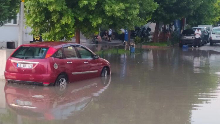 Tavşanlı’da evler ve iş yerleri sular altında kaldı