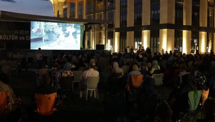 Belediye bahçesinde sinema keyfi devam ediyor