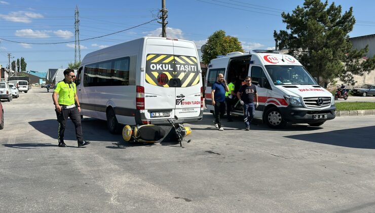 Öğrenci servisiyle motosiklet çarpıştı: 1 yaralı