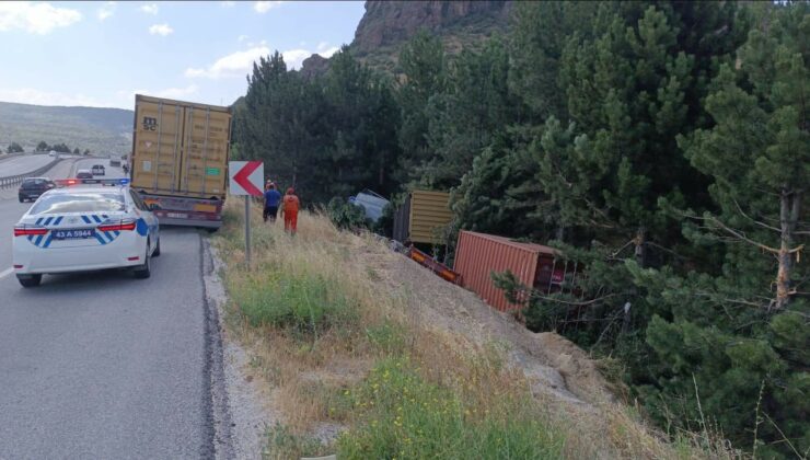 Virajı alamayan TIR, şarampole devrildi: 1 yaralı