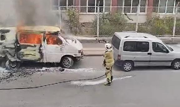 Park halindeki minibüs alev alev yandı