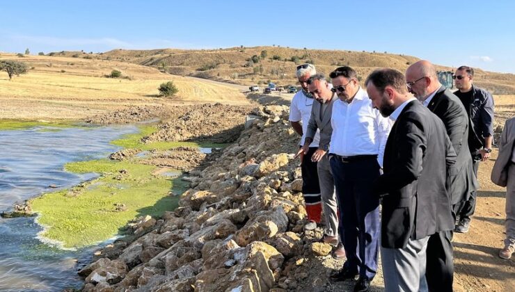 Heyelanın taşırdığı göl nedeniyle kapanan yol, seviyesi yükseltilerek ulaşıma açılacak