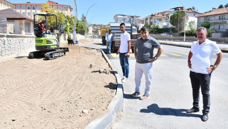 Emet’te yol, refüj ve kaldırım çalışmaları başlatıldı