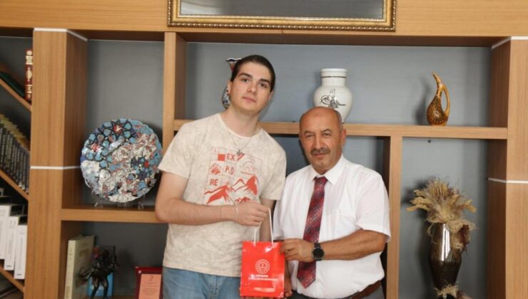 Müdür Başyiğit başarılı öğrenciyi tebrik etti