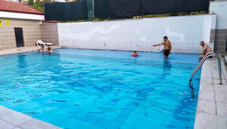 41 derece sıcaklıktaki havuza girerek şifa buluyorlar