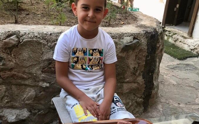 Kendisi minik, kalbi kocaman! Harçlıklarını Kızılay’a bağışladı