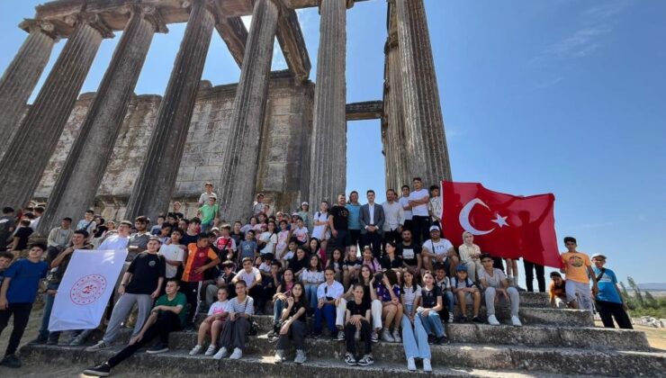 Öğrenciler Aizanoi Antik Kenti’ni gezdi