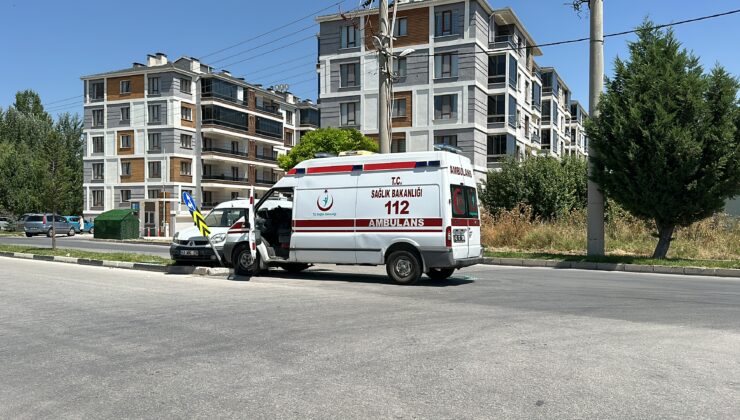 Ambulans ile hafif ticari araç çarpıştı: 1 yaralı