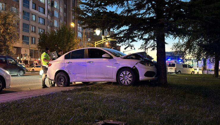 Kaza yapan otomobil ağaca çarparak durabildi! 85 yaşındaki sürücü yaralandı