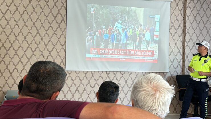 Trafik polisleri, okul servis sürücülerine seminer verdi