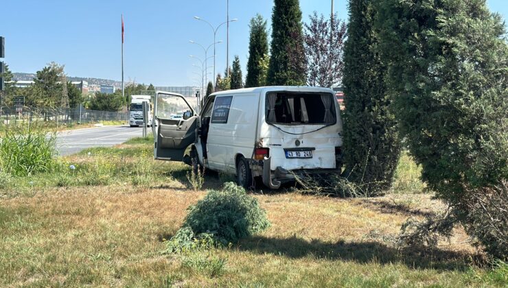 TIR, kırmızı ışıkta bekleyen minibüse arkadan çarptı