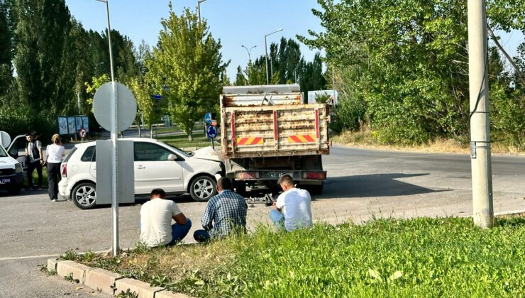 Kamyonla çarpışan otomobil hurdaya döndü