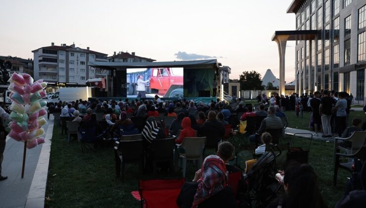 Ilıca, Yoncalı ve Merkez’de açıkhava sinema keyfi devam ediyor