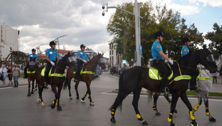 Atlı polislere vatandaşlardan yoğun ilgi