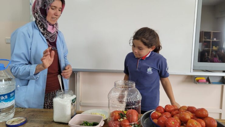 Öğrenciler okul bahçesinde ürettikleri sebzelerle turşu kurdu