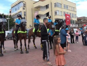 Atlı polislere Tavşanlı’da yoğun ilgi