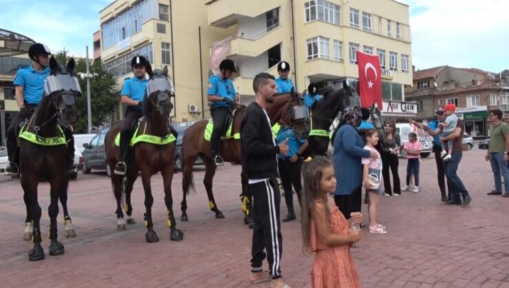 Atlı polislere Tavşanlı’da yoğun ilgi